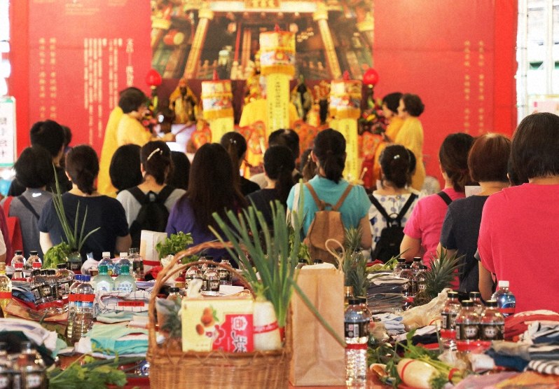 台北市の道教の寺院「文昌宮」では大勢の受験生や保護者が合格祈願をしていた。手前には縁起物が並んでいる=2019年6月28日、陳瑞涓撮影