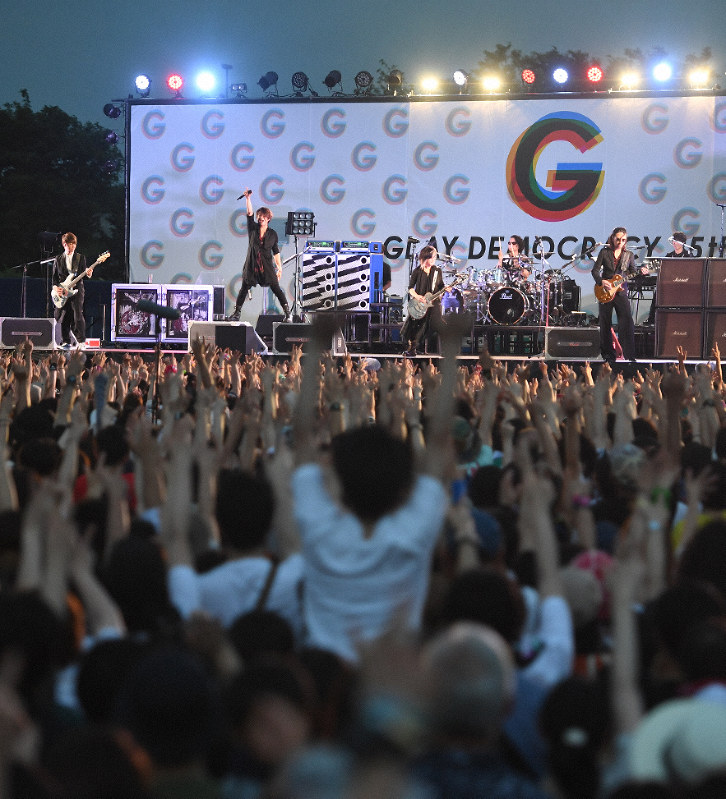 大勢のファンの前で曲を披露するGLAYのメンバー=北海道千歳市で2019年7月31日午後6時56分、竹内幹撮影