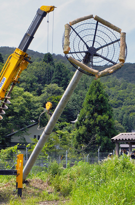 設置される人工巣塔。コンクリート柱の上にパラボラアンテナ状の巣台が取り付けられている=滋賀県高島市マキノ町浦で、塚原和俊撮影
