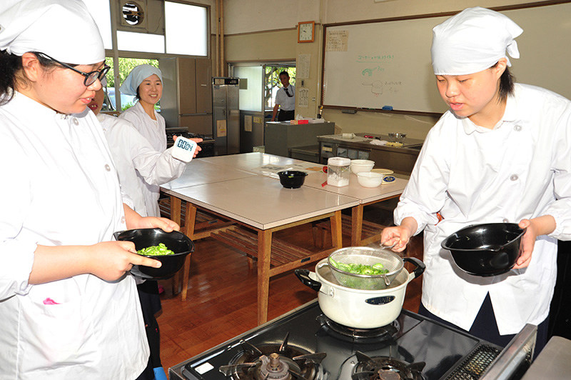 レシピ通りに4秒ゆであげる福知山高三和分校の調理部の生徒たち=京都府福知山市三和町の同校で、佐藤孝治撮影