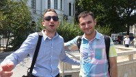 ブカレストの街角で声をかけてきた若者。いかにもラテン系の明るさ（写真は筆者撮影）
