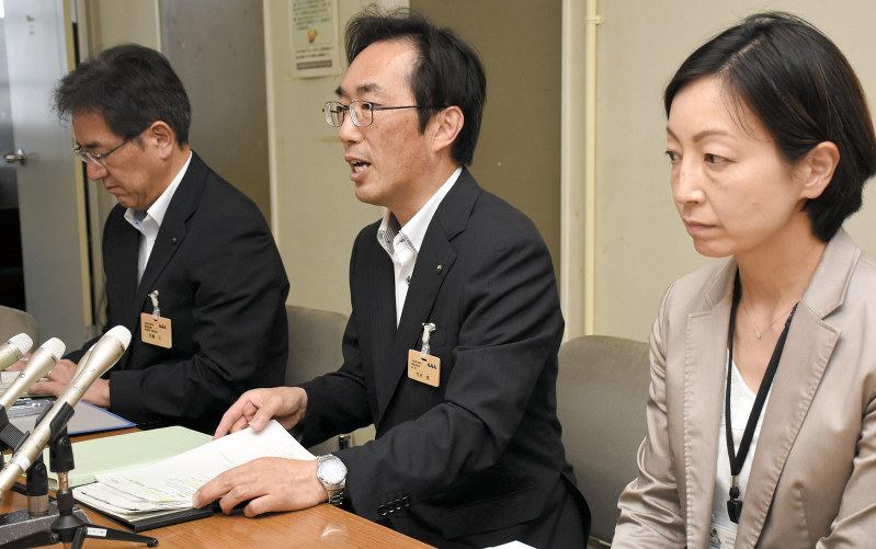全国学力テストの結果について発表する県教委の担当者ら=山形県庁で