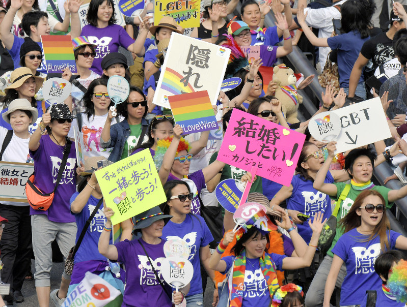 「東京レインボープライド2018」でパレードをする参加=東京都渋谷区で2018年5月6日、西本勝撮影