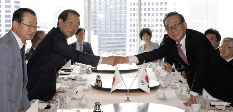 握手を交わす日韓議員連盟の額賀福志郎会長(左)と徐清源前韓日議連会長=東京都内のホテルで2019年7月31日午後0時10分(代表撮影)