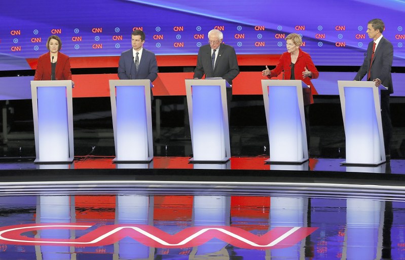 米大統領選に向けた民主党候補者のテレビ討論会に参加した(右から)オルーク元下院議員、ウォーレン上院議員、サンダース上院議員、ブティジェッジ・サウスベンド市長、クロブチャー上院議員=米デトロイトで30日、AP