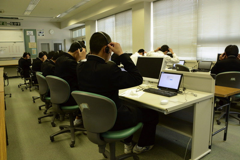 「話す」でヘッドセットで英語のやりとりを聞き、答えを吹き込む生徒ら=松山市上市1の市立道後中で2019年4月18日、花澤葵撮影