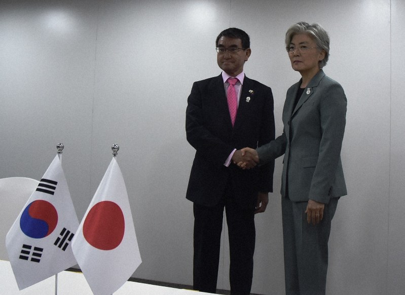 タイの首都バンコクで会談に臨む河野太郎外相(左)と韓国の康京和外相=2019年8月1日午前8時46分、秋山信一撮影