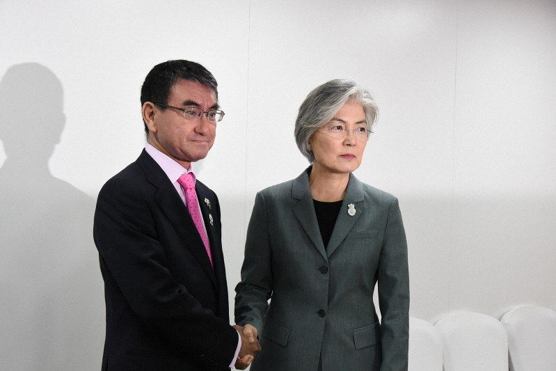 タイの首都バンコクで会談に臨む河野太郎外相(左)と韓国の康京和外相=2019年8月1日午前8時45分(代表撮影)