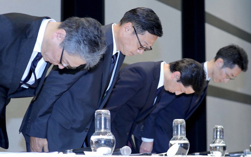 頭を下げるセキュリティ対策プロジェクト総責任者でセブン&アイ・ホールディングスの後藤克弘副社長(左から2人目)。手前はセブン&アイ・ネットメディアの田口広人社長=東京都千代田区で2019年8月1日午後3時2分、宮武祐希撮影