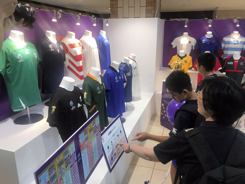 ラグビーW杯2019日本大会展で展示されている出場チームのジャージー=大谷津統一撮影