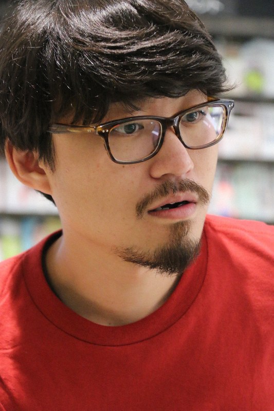インタビューに応える望月優大さん=東京都新宿区で2019年6月20日午後3時6分、金子淳撮影