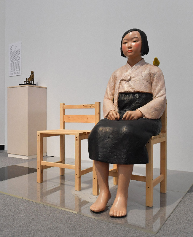 「表現の不自由展・その後」に出品されている「平和の少女像」=名古屋市東区の愛知芸術文化センターで2019年7月31日、大西岳彦撮影
