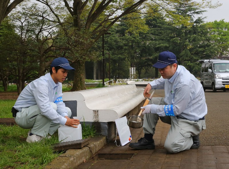 デング熱対策のため蚊の調査をする作業員ら=東京都渋谷区の代々木公園で2015年4月