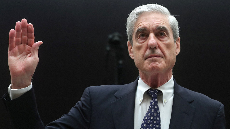 米議会下院の公聴会で、証言を前に宣誓するロバート・モラー元特別検察官=米ワシントンで2019年7月24日、ロイター