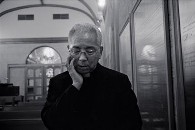 高見三明（たかみ・みつあき）さん（７３）爆心地から４キロで母親が被爆した胎内被爆。母が水田の草取りをしていたときに、原爆が落とされ、急いで水田に伏せたという。祖母は全身やけど、叔母姉妹やその夫ら４人が1週間以内に亡くなった。幼い頃から神父にあこがれ、現在は、カソリック長崎大司教区の大司教＝１８年２月、写真家の大石芳野さん撮影