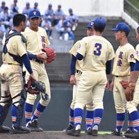 石川大会準決勝の鵬学園戦でマウンドに集まる星稜の選手。選手同士で話し合う場面が増えた＝金沢市の県立野球場で、井手千夏撮影