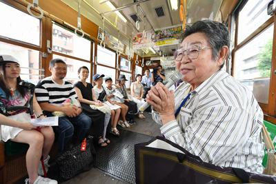 被爆電車内で体験を話す朴南珠さん（右端）＝広島市で２０１９年８月４日午前１０時４９分、山田尚弘撮影