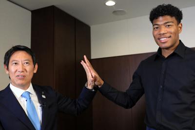 対談し手を合わせる八村塁選手（右）と鈴木大地スポーツ庁長官＝東京都千代田区で2019年7月24日、梅村直承撮影