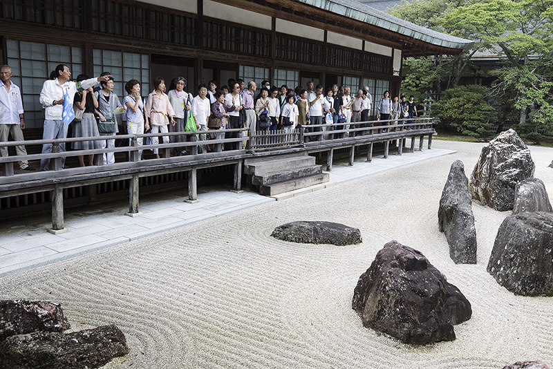 山内見学で石庭「蟠龍庭」を眺める夏季大学の参加者たち=和歌山県高野町の高野山・金剛峯寺で、北田研索さん撮影