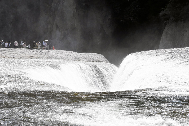 ぐるっと首都圏 旅する みつける 群馬 沼田 吹割の滝 迫力の造形 雄大な自然美 虹に出合えるかも 東京 毎日新聞