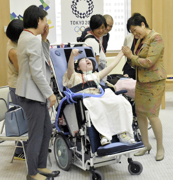 子どもたちや保護者は学校に行きたい気持ちを小池百合子知事(右)に直接伝えた=新宿区の都庁で