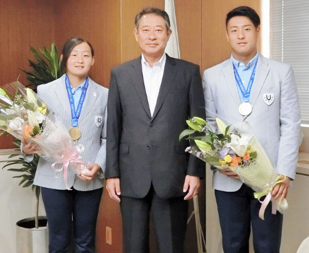 田中良区長(中央)に金メダル獲得を報告した斉藤大朗選手(右)と平野優芽選手=杉並区役所で