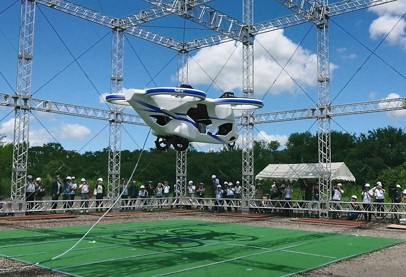 ふわり全長3.9メートル NEC「空飛ぶクルマ」実験公開 | 毎日新聞