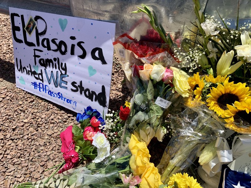 胸が引き裂かれる思いだ 現場で献花 米テキサス銃乱射 毎日新聞