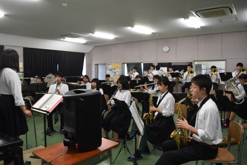 作品のモデルとなった音楽室で練習に励む吹奏楽部の生徒たち=京都府立東宇治高校で2019年8月5日、広瀬晃子撮影