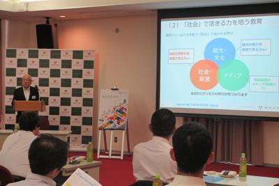 新学科創設の意図を説明する現代社会学科設置準備室の飯田良明副室長