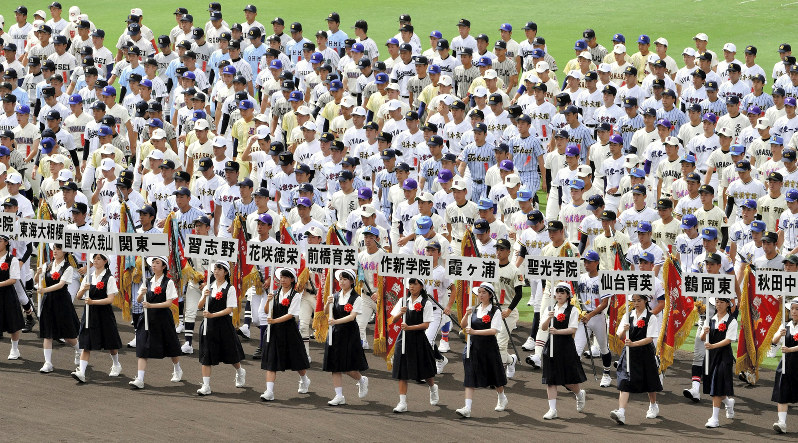 一斉行進する選手たち=阪神甲子園球場で2019年8月6日午前9時19分、小松雄介撮影