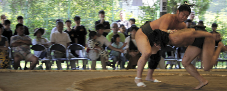 忍野での合宿で稽古に励む陸奥部屋の力士=山梨県忍野村国体記念土俵で