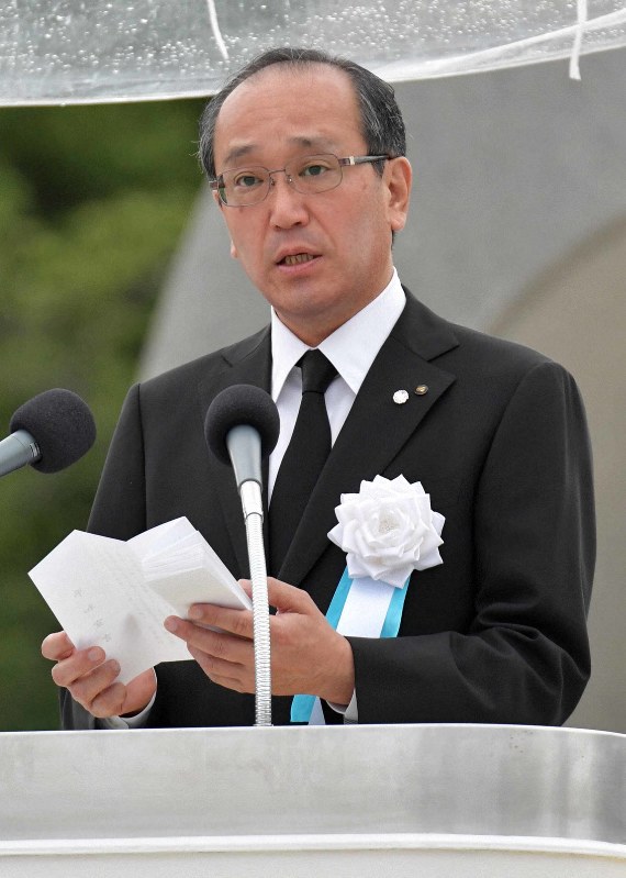 平和宣言を読み上げる松井一実・広島市長=広島市中区の平和記念公園で2019年8月6日午前8時17分、平川義之撮影