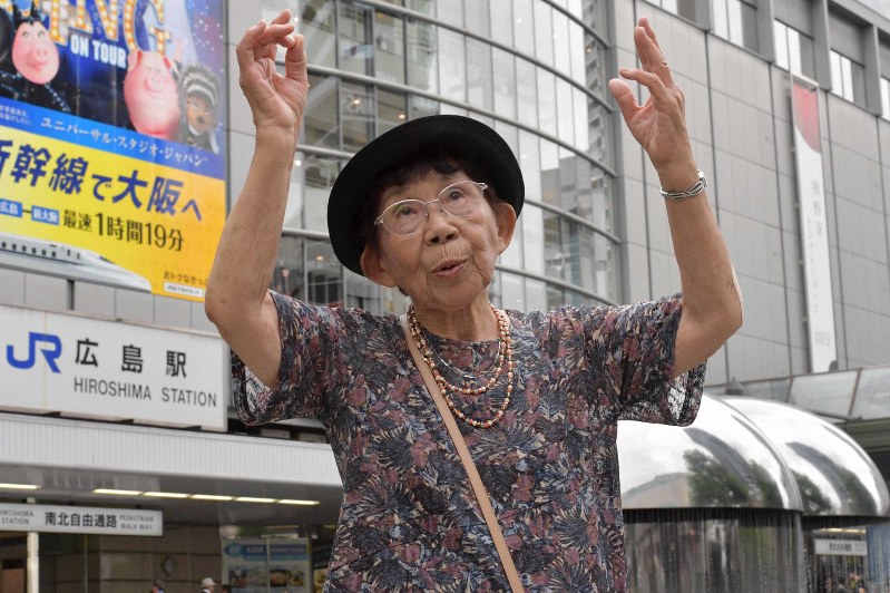 当時の様子を語る阿部磨智恵さん=広島市南区のJR広島駅前で2019年8月6日午前10時32分、平川義之撮影