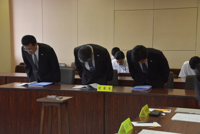 愛媛県議会委員会で、誤認逮捕に関して頭を下げて謝罪する県警の松下整本部長(中央)ら=松山市一番町4で2019年8月6日午前11時24分、花澤葵撮影