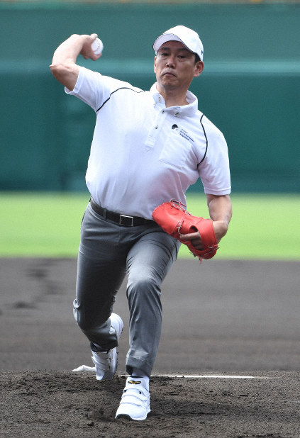 侍ジャパンの井端コーチ、開幕試合で始球式「足が震えた」 第75回大会