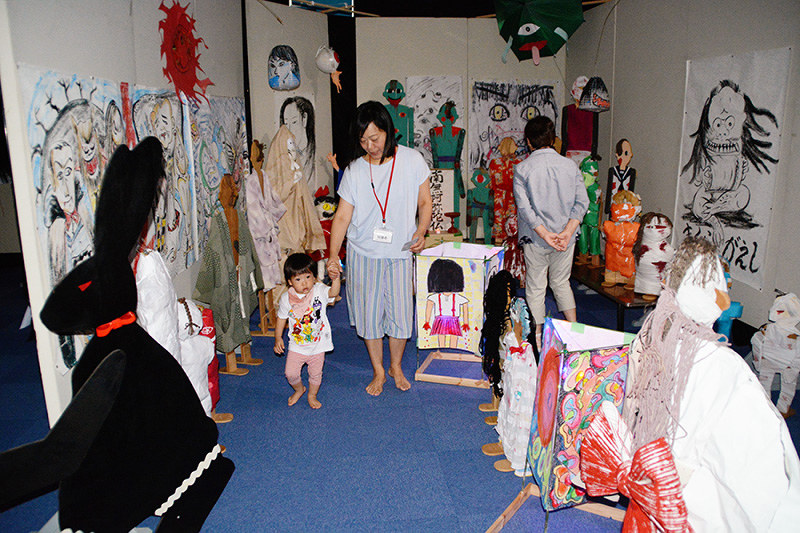 学生らが制作した作品が並ぶおばけ屋敷=香川県観音寺市のほっとはうす萩で、山中尚登撮影