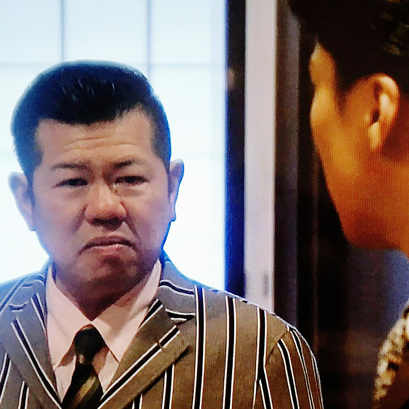 栄輔役の松下優也さん(手前)を見送る場面で、玉井役として目に涙を浮かべる玉井土平ドンペイさん。役柄になりきり、号泣したという=土平さん提供