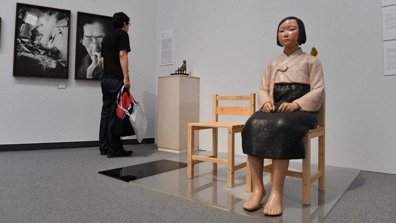 中止になった国際芸術祭「あいちトリエンナーレ2019」の企画展「表現の不自由展・その後」に展示されていた「平和の少女像」(右)などの作品=名古屋市東区の愛知芸術文化センターで2019年7月31日、大西岳彦撮影