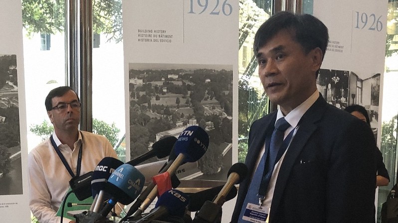 記者団に日本の「不当性」を訴える韓国の金勝鎬新通商秩序戦略室長=ジュネーブで7月24日、三沢耕平撮影
