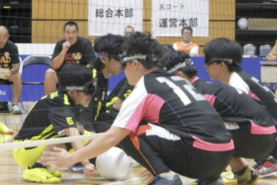 昨年夏、福岡県で開かれた全国盲学校フロアバレーボール大会の様子