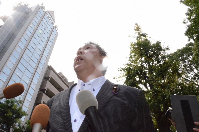 受信契約後、東京・渋谷のNHK前で取材に応じるNHKから国民を守る党の立花孝志党首