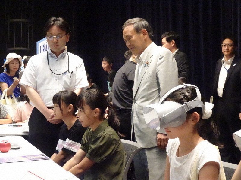 VRで拉致問題を学ぶ子どもたちを見守る菅義偉官房長官(中央)=東京都千代田区の中央合同庁舎8号館で2019年8月8日午後3時45分、高橋克哉撮影