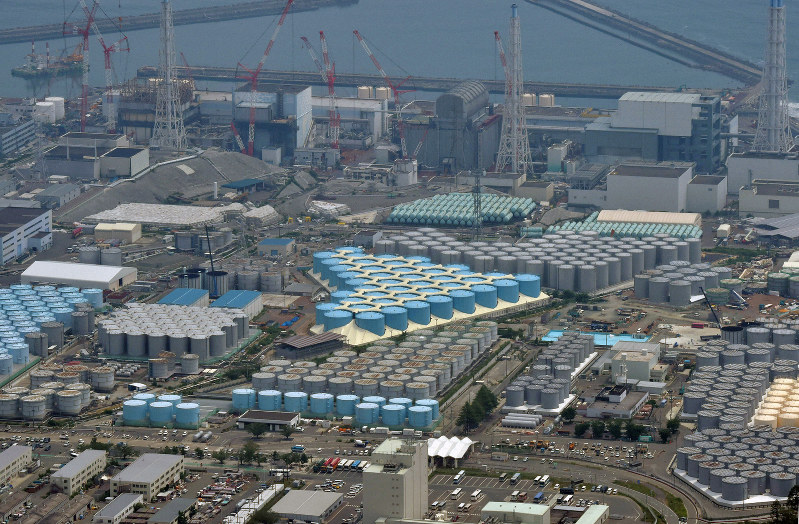 東京電力福島第1原発の敷地内に林立する貯蔵タンク=本社ヘリから藤井達也撮影