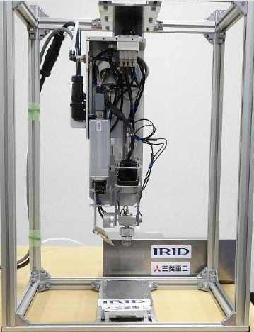 燃料デブリ試験的取り出し用装置の試作機。先端部のブラシで採取する＝国際廃炉研究開発機構・三菱重工業提供