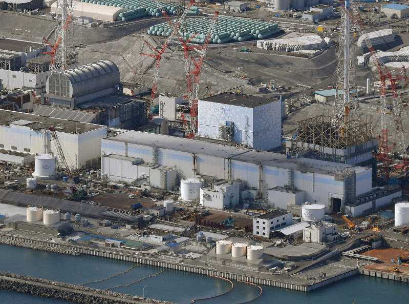 廃炉作業が進められている福島第1原発の(右から)1~3号機=福島県で、本社ヘリから手塚耕一郎撮影