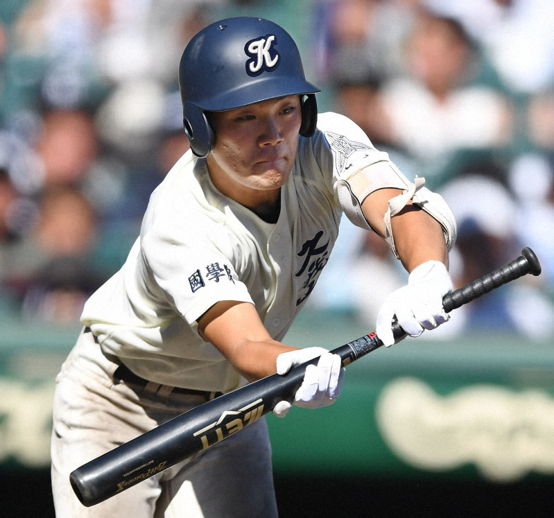 絶妙セーフティーバント、追加点につなげる 国学院久我山・青木 | 毎日新聞