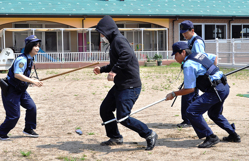 不審者対応訓練:不審者から園児守る 高島署、こども園と合同で /滋賀 毎日新聞 不審者対応訓練:不審者から園児守る 高島署、こども園と合同で /滋賀 毎日新聞
