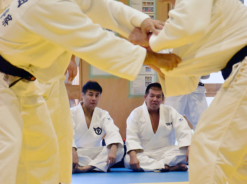しが スポ 逃げない柔道 勝つまで練習 ２４年国スポ優勝目指して 県男子チーム監督 県警の岩永孝英警部補 滋賀 毎日新聞