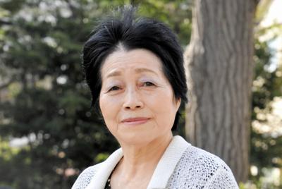 母の体験記が掲載された証言集を手に、「戦争や原爆について子どもたちに伝えていきたい」と話す斎藤路子さん＝千葉県習志野市で